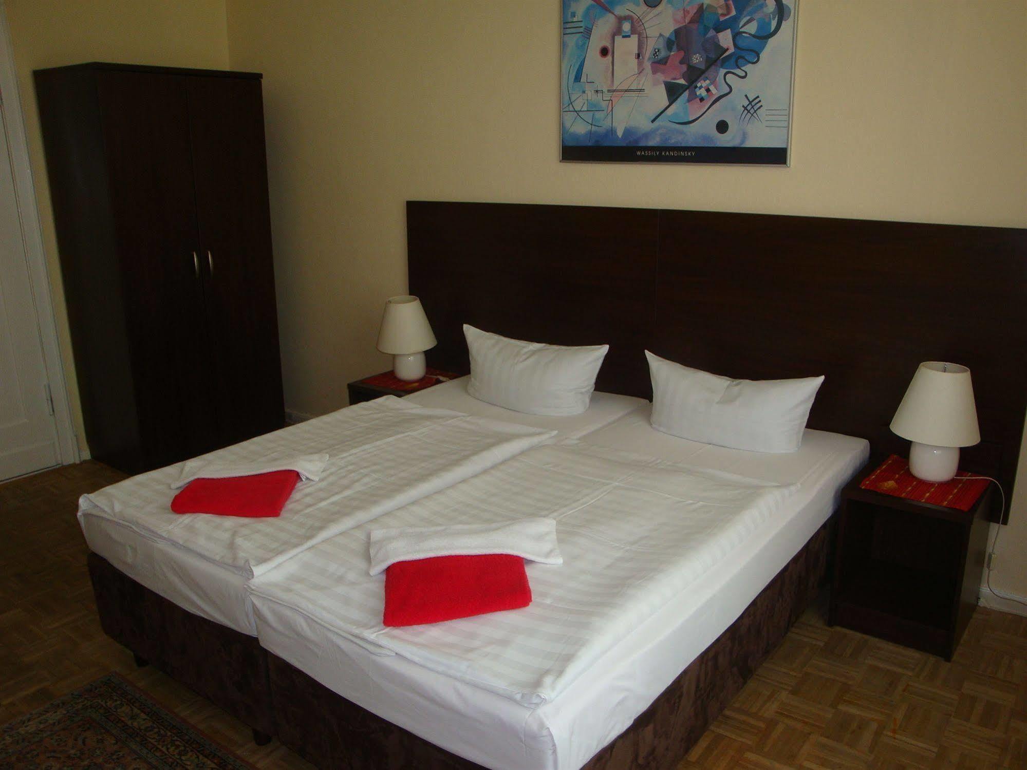 Hotel-Pension Insel Rugen เบอร์ลิน ภายนอก รูปภาพ